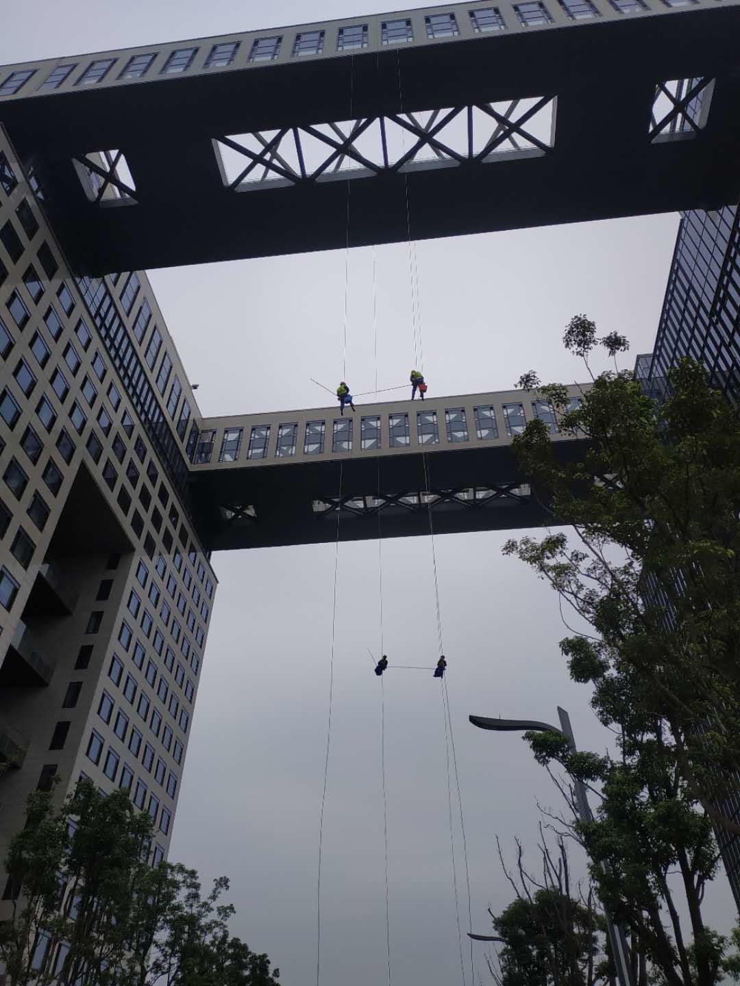 【江城清洗】中秋國(guó)慶，他們不放假！