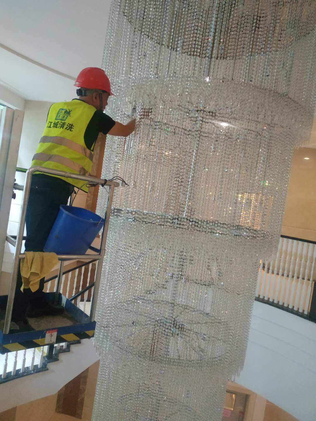 江城清洗為群光上苑提供水晶吊燈清洗服務