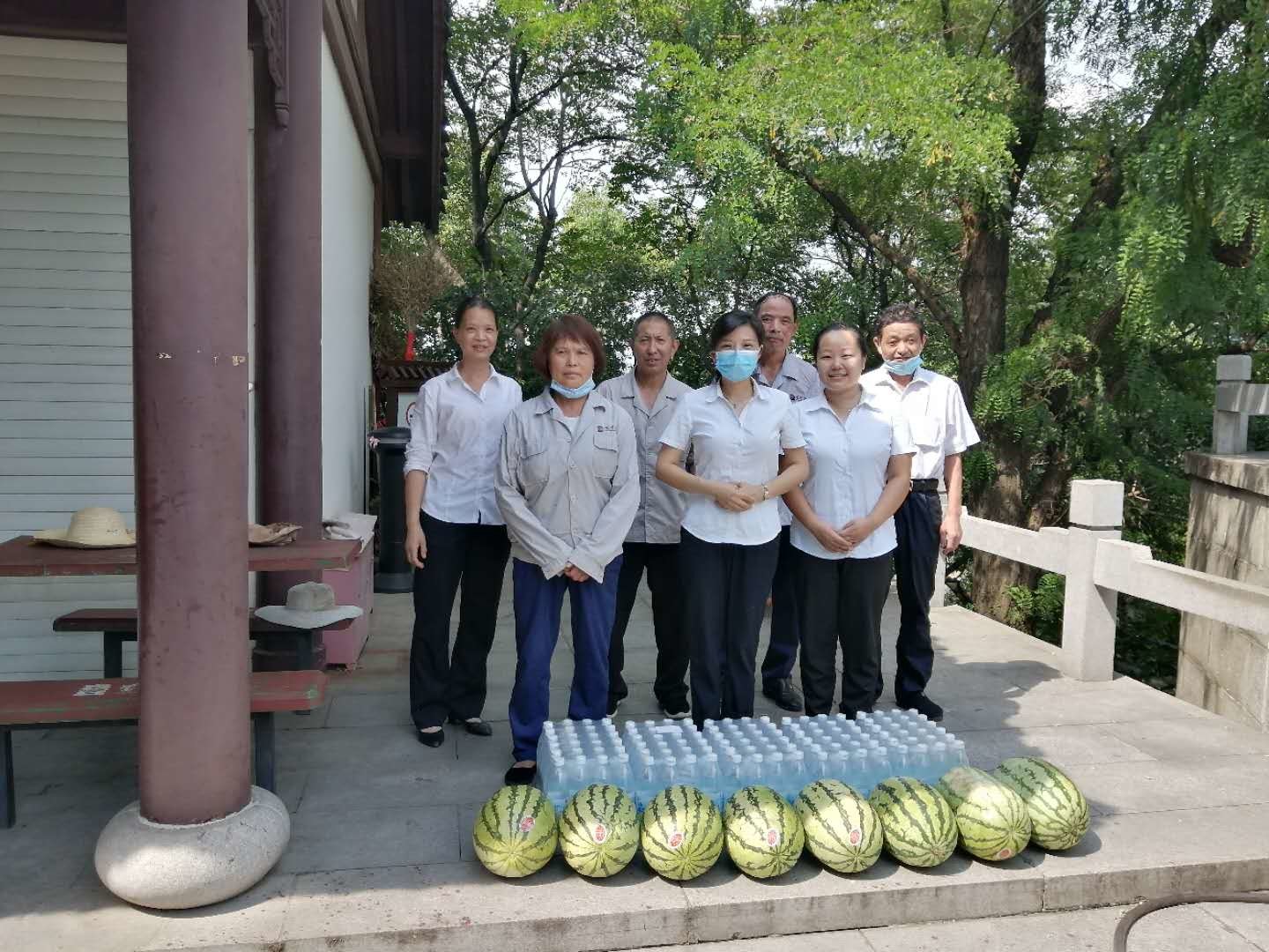 武漢江城清洗公司開展“送清涼”活動