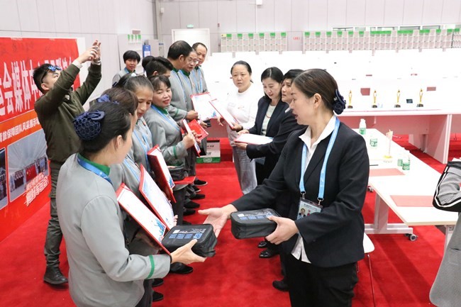 武漢江城清洗舉行軍運會媒體中心項目總結(jié)表彰大會